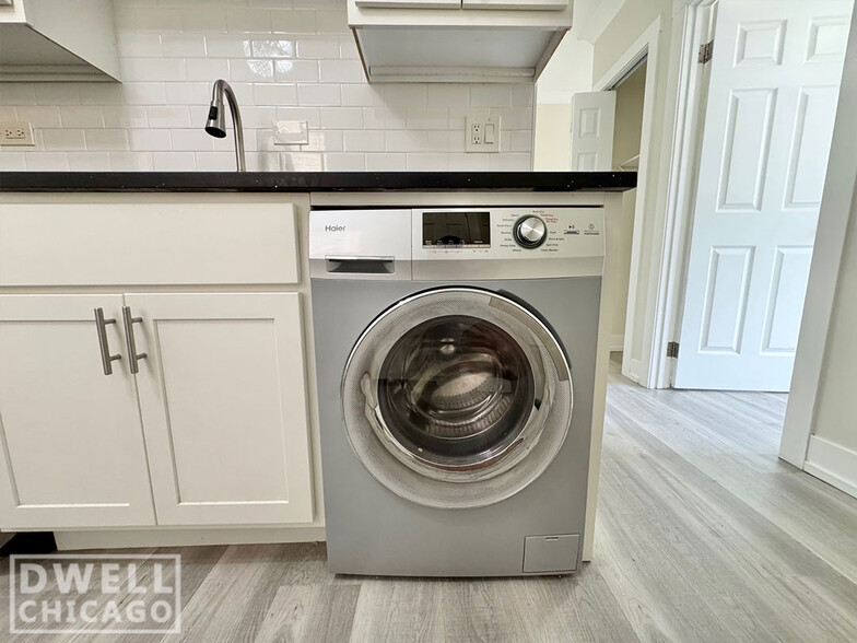 Building Photo - 1421 W Hutchinson St