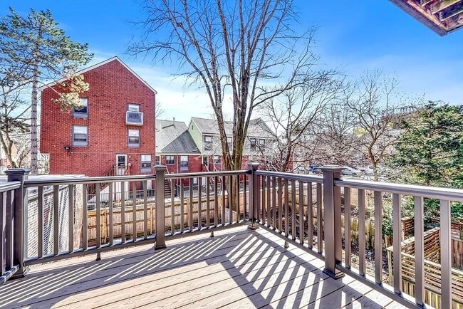 Building Photo - 654 Tremont St