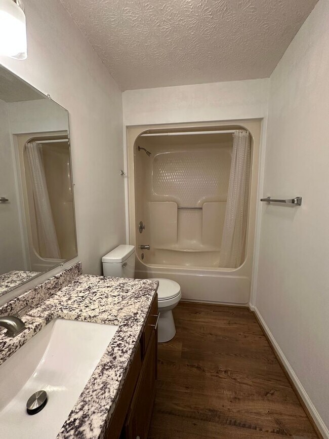 Building Photo - 2 Bedroom / 2 Bath Brick Condo - Bristol, TN