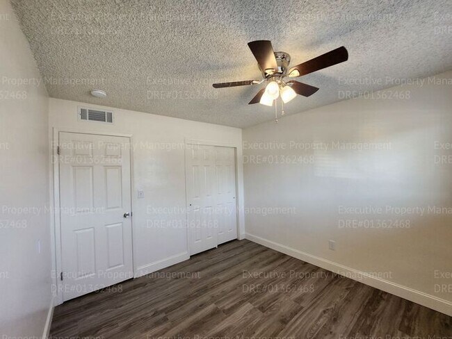 Building Photo - 3 bedroom/ 2 bathroom home located near th...