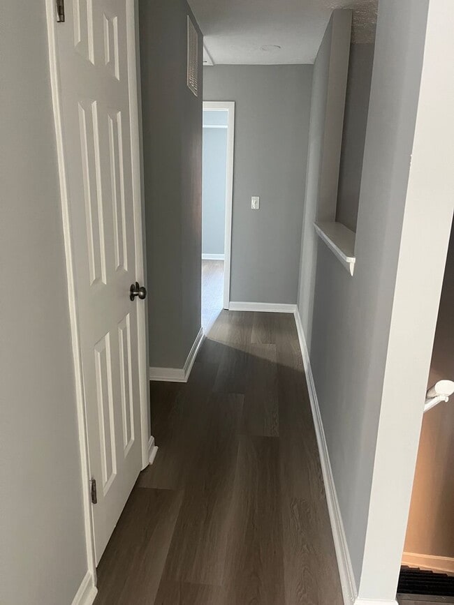 Building Photo - BEAUTIFUL, LARGE 3 BEDROOM RE-MODELED TOWN HOME! END OF GROUP HUGE FENCED IN YARD WITH A DECK! IT...