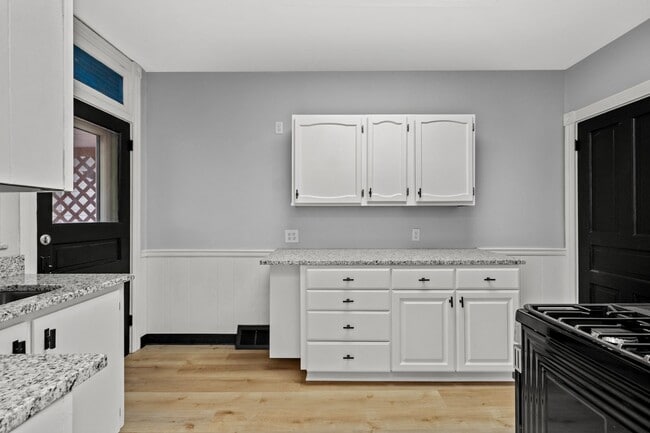 Building Photo - Stunning 3 bedroom home in McKees Rocks available April 15!