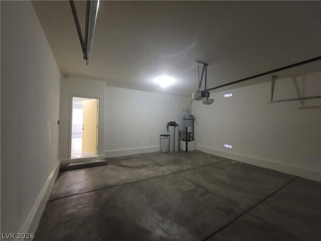 Building Photo - 2409 W Gilmore Ave