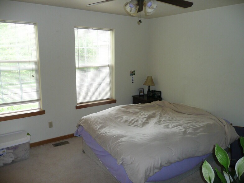 bedroom with 2 windows - 127 Haystacker Dr