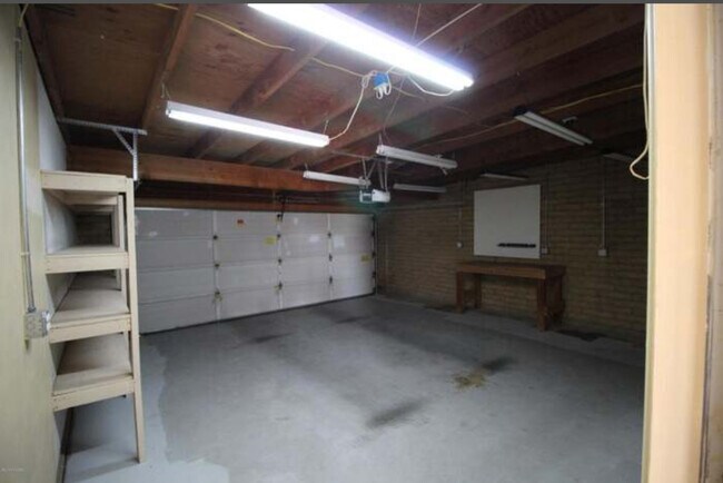 Building Photo - 1321 W Newton Dr