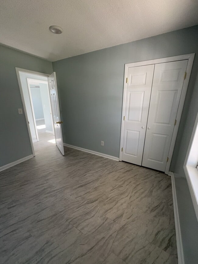 Building Photo - 304 Royal Dr