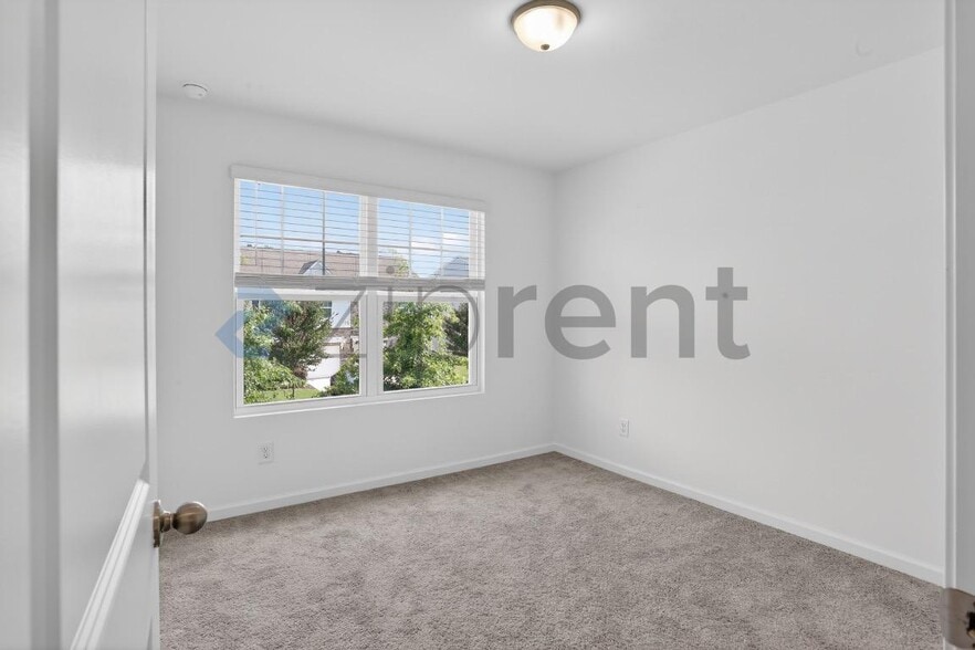 Building Photo - Unit