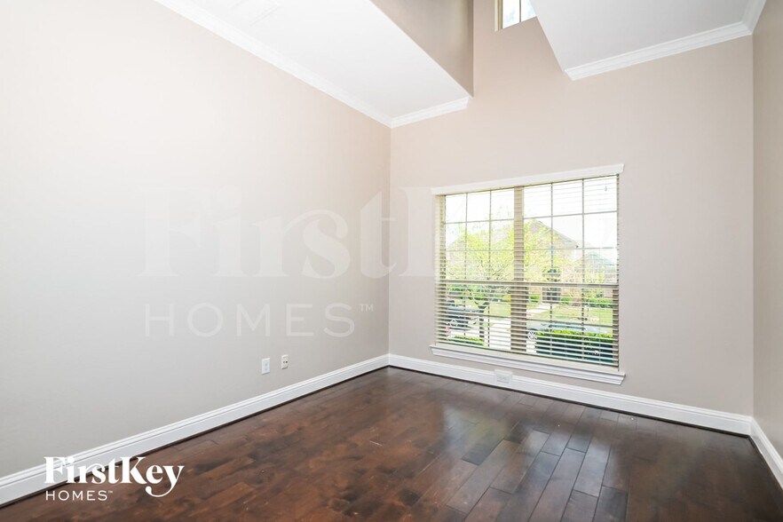 Building Photo - 2921 Regents Park Ln