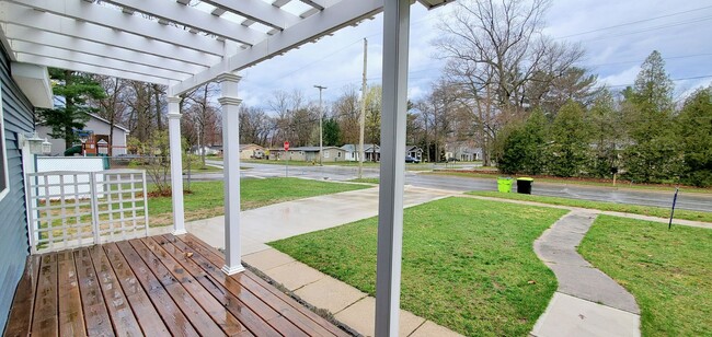 Building Photo - 4-bedroom 3-bathroom home minutes to Downt...