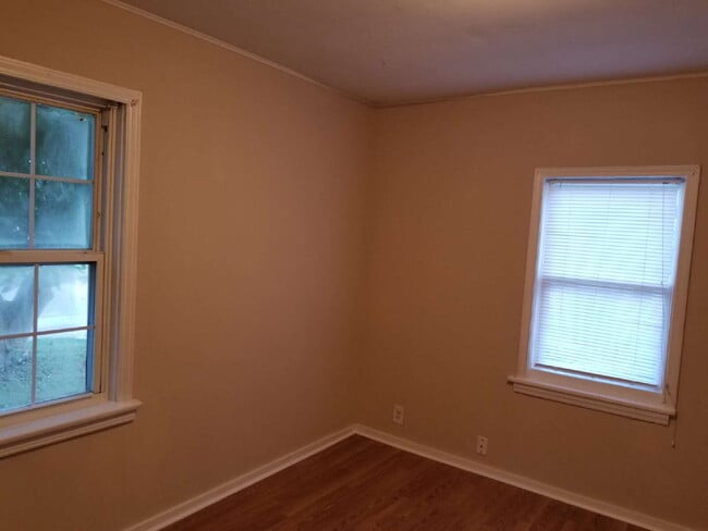 Building Photo - "Charming 2-Bedroom Gem with Cozy 744 Sq F...