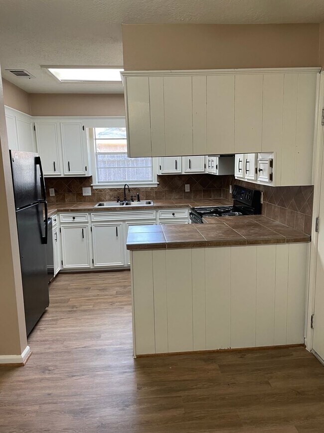 Building Photo - $1,850/mo | 3BD/2BA | Fenced Backyard, 2-Car Garage, No Carpet -- College Station, TX