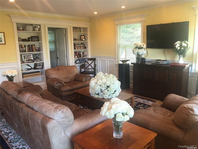 Building Photo - 442 River Rd