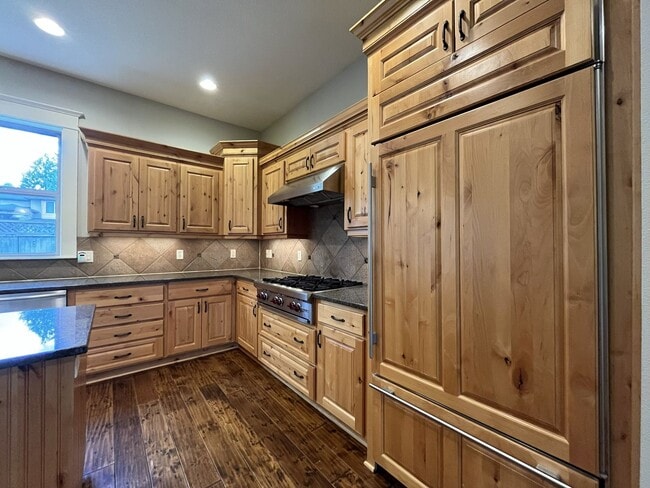 Building Photo - Luxury 5 Bedroom Home with Soaking Tub, Chef’s Kitchen & Expansive Primary Suite