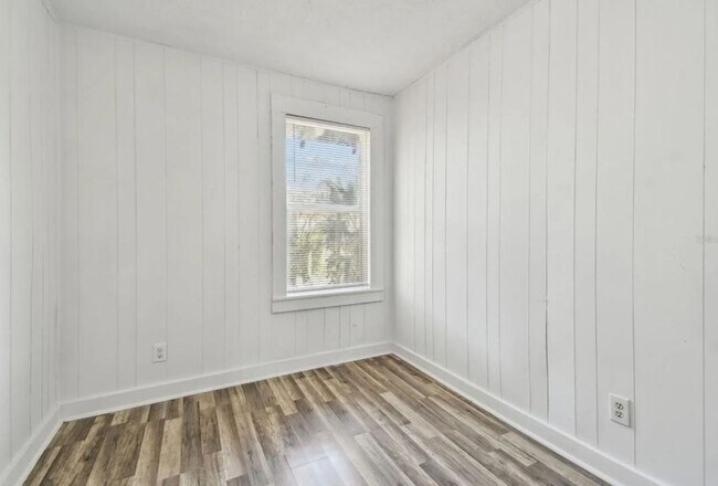 Building Photo - Housing Voucher Accepted: Charming 4-Bedroom Home in Saint Petersburg