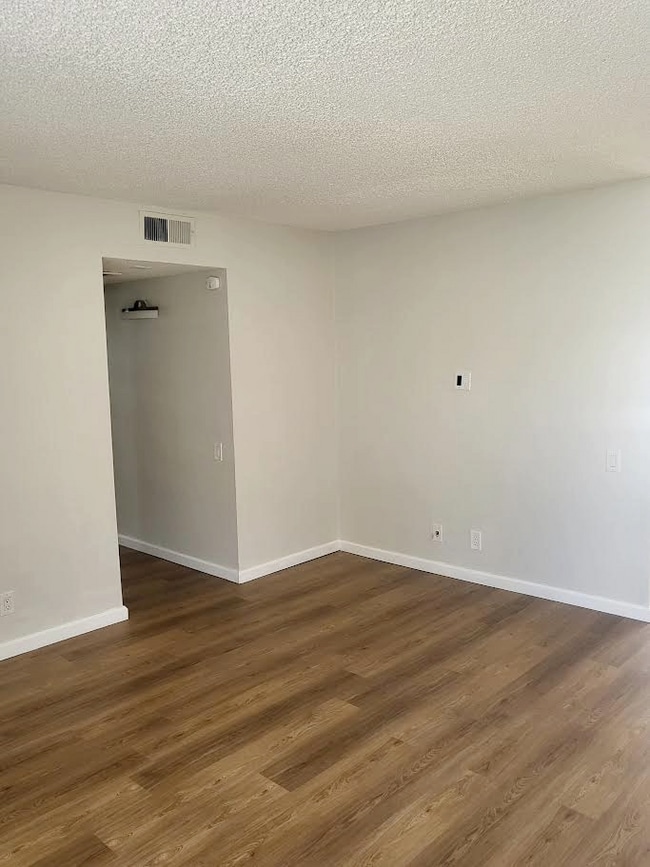 Building Photo - "Chic Palm Springs Retreat: 2BR/2BA"