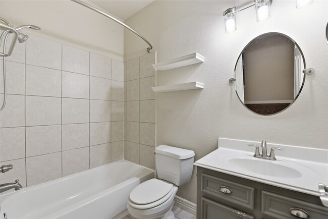 Building Photo - 415 San Julio St