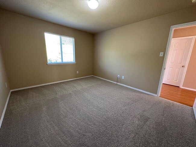 Building Photo - MUST SEE! Available for move in NOW- Lovel...