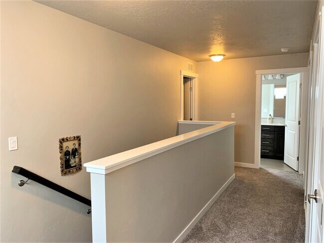 Building Photo - Newer 4 bed 2.5 bath home off Overland and...
