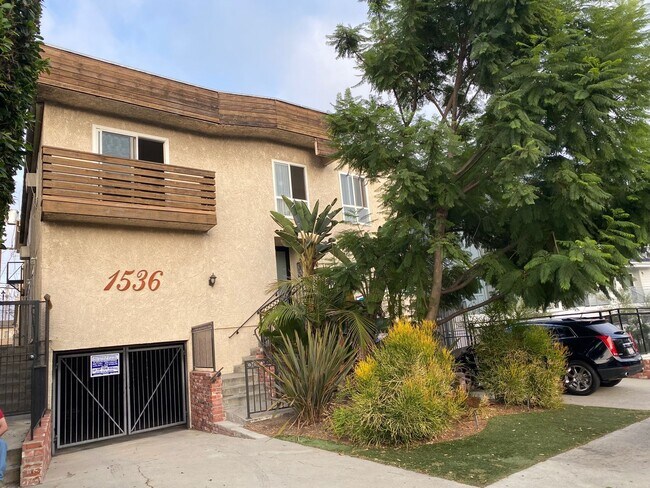 Building Photo - Bundy Townhouses