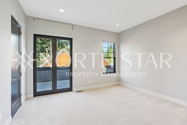 Building Photo - Luxury Living in the Heart of Lake Oswego: Stylish 3-Story Townhouse