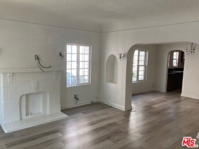 Building Photo - 440 N Orange Grove Ave