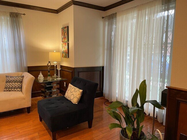 Building Photo - 452 N Post Oak Ln