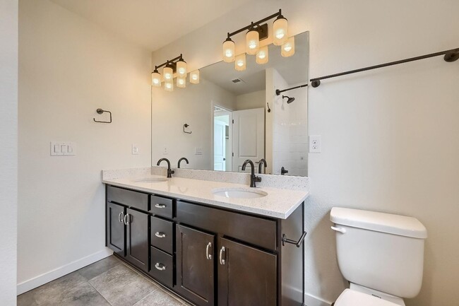 Building Photo - 3 Bedroom Townhome in Englewood