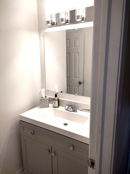 Building Photo - 9578 Landbreeze Row