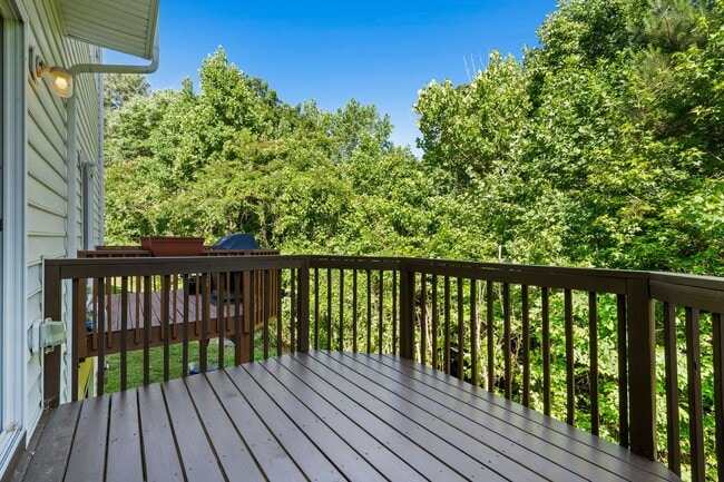 Building Photo - WOW!! - LARGE townhome  Close to everything