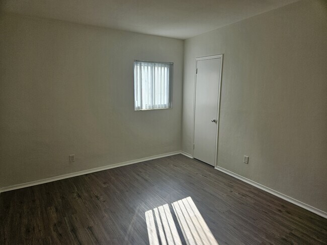 Building Photo - 5718 8th Ave N