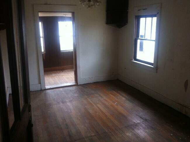 Building Photo - 601 S Vine St