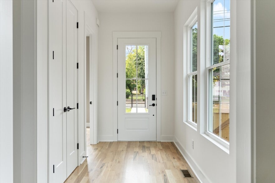 Building Photo - 2830 Clifton Ave