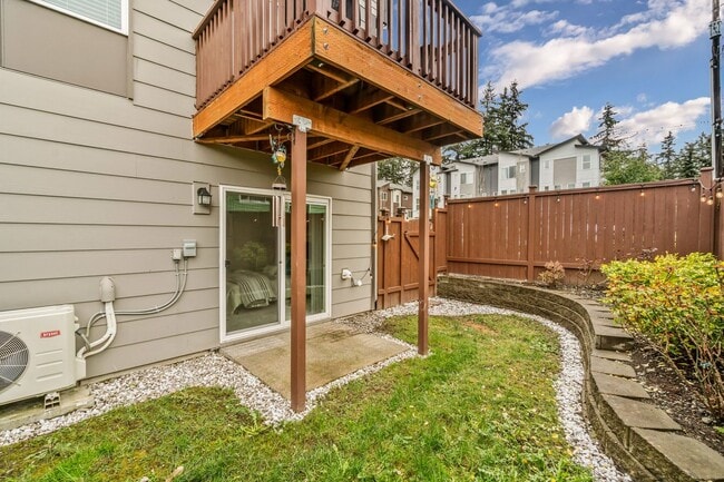 Building Photo - Modern Tri-Level 4BD/3.5BTH Townhouse in Lynnwood for Rent! Pet Friendly!
