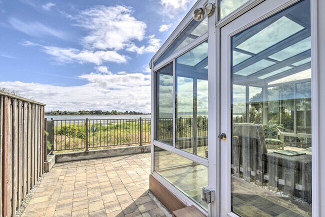 Building Photo - 2606 Bayview Dr