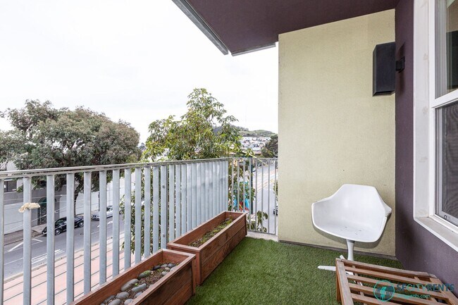 Building Photo - Bayview: Bi-Level 3 Bed 3 Bath w/ Parking,...