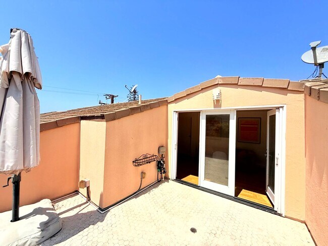 Building Photo - Sophisticated Bright & Spacious Furnished ...