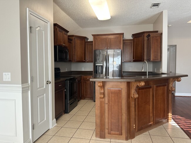 Building Photo - 59 Forest St NE