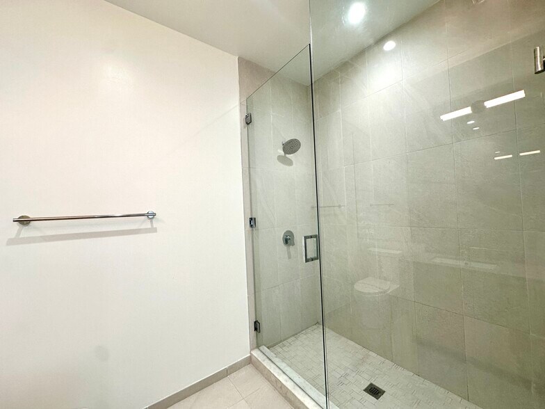 Building Photo - 120 NW 31st St