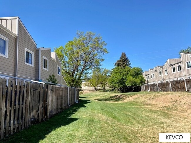 Building Photo - Great Townhome Near Horsetooth Resevoir!