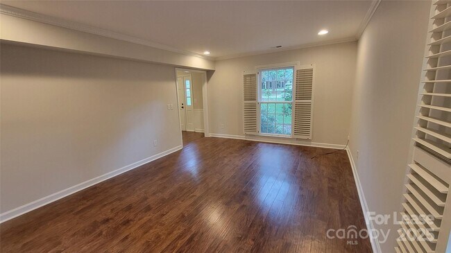 Building Photo - 9424 Whitethorn Dr