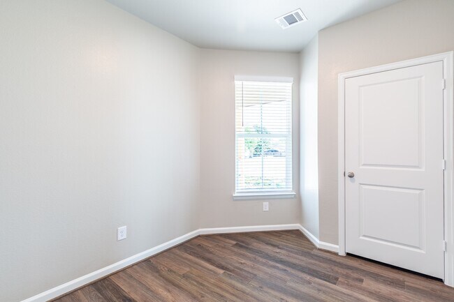 Building Photo - 131 Pk Pl Cir
