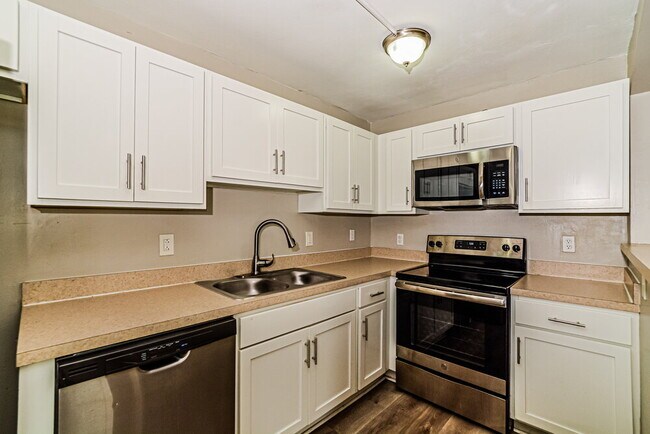 Building Photo - 218 Woodmere Blvd