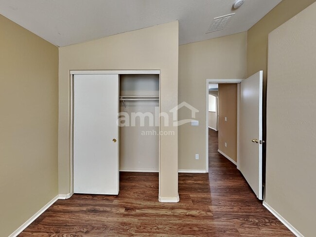 Building Photo - 1172 E Elm Rd