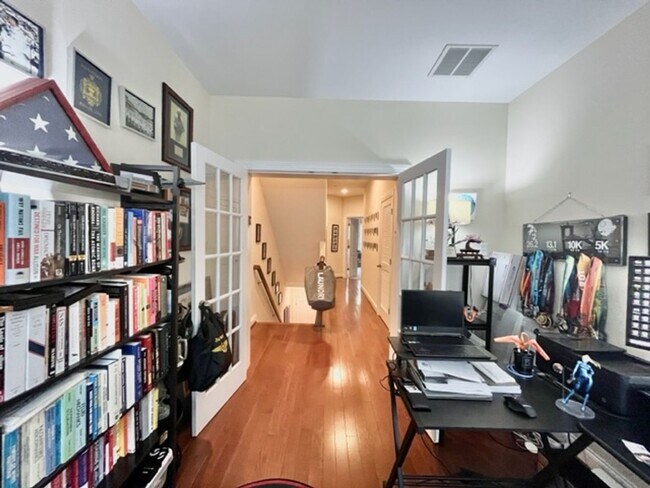 Building Photo - Very spacious and bright!