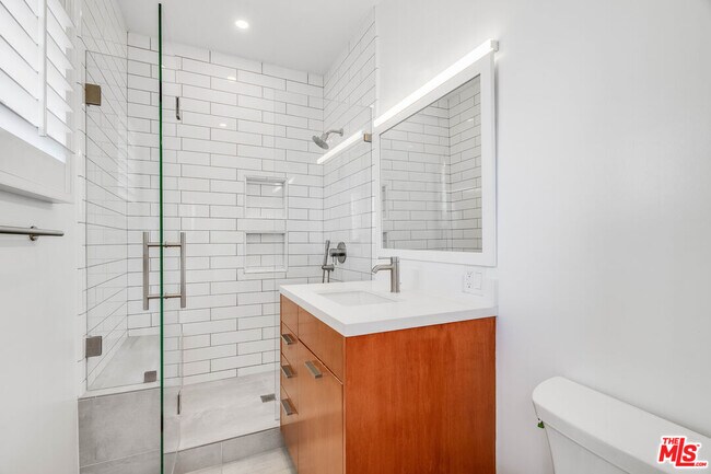 Building Photo - 741 Chautauqua Blvd