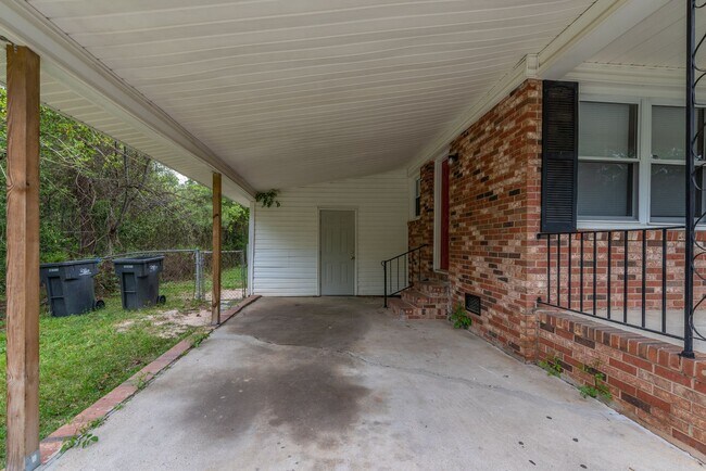 Building Photo - 3 bed/1.5 bath single-family home, with energy-efficient windows. Section 8 welcome!
