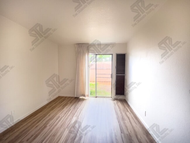 Building Photo - Two Bedroom, one bathroom, and two parking.