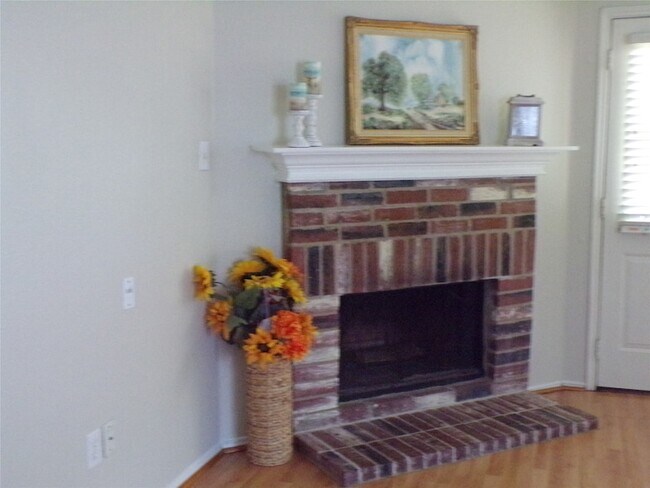 Building Photo - 2612 Sierra Dr