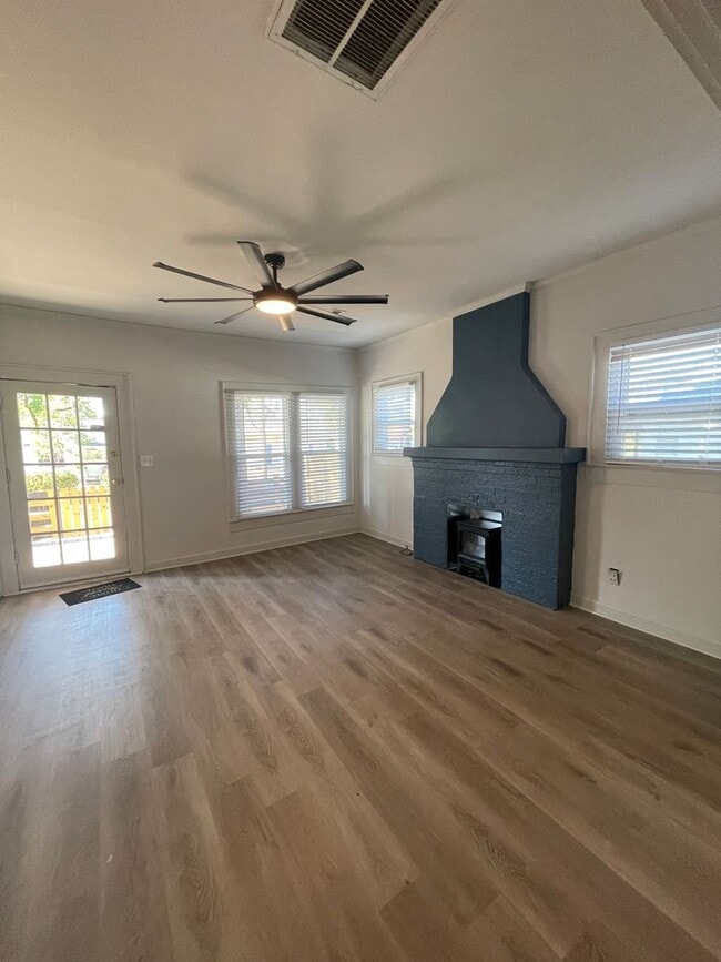 Building Photo - 2 bedroom, 1 bathroom home located in the ...