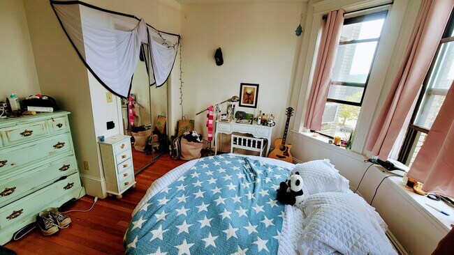 Building Photo - NO FEE!  Perfect Apt for BU Students Near T with Heat and Hot Water Included